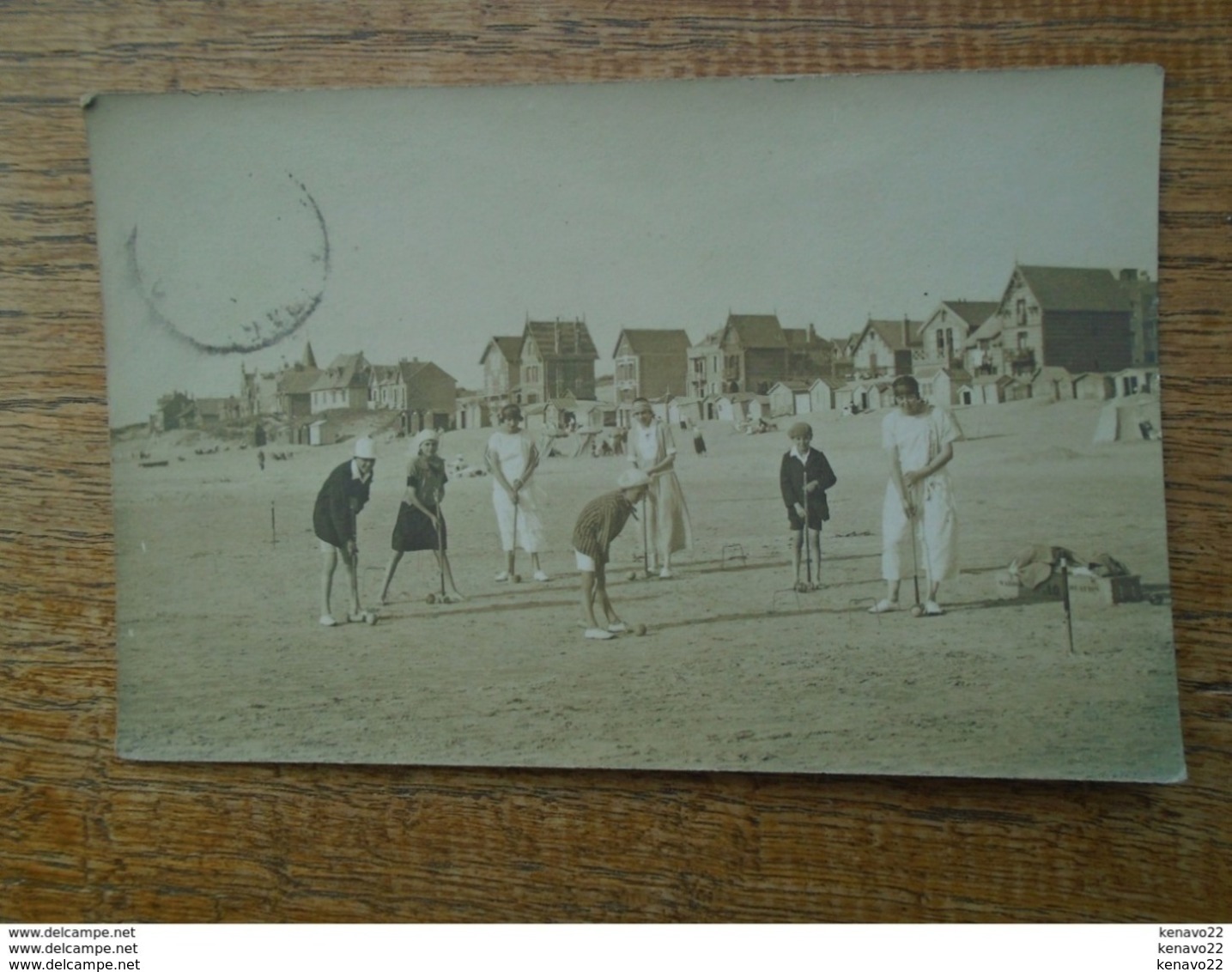 Carte Photo Assez Rare " Jeux En Famille Sur La Plage " " Côte Normande A Vous De Me Le Dire Je Vous Remercie D'avance " - Photos