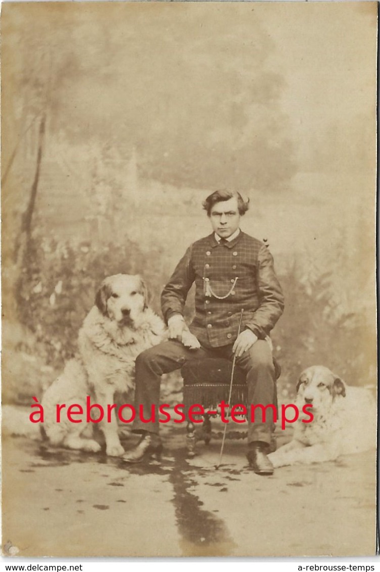 Homme Avec Ses Deux Gros Chiens Photo Collée Sur Carton Format 6,4 X 9,3cm - Anciennes (Av. 1900)