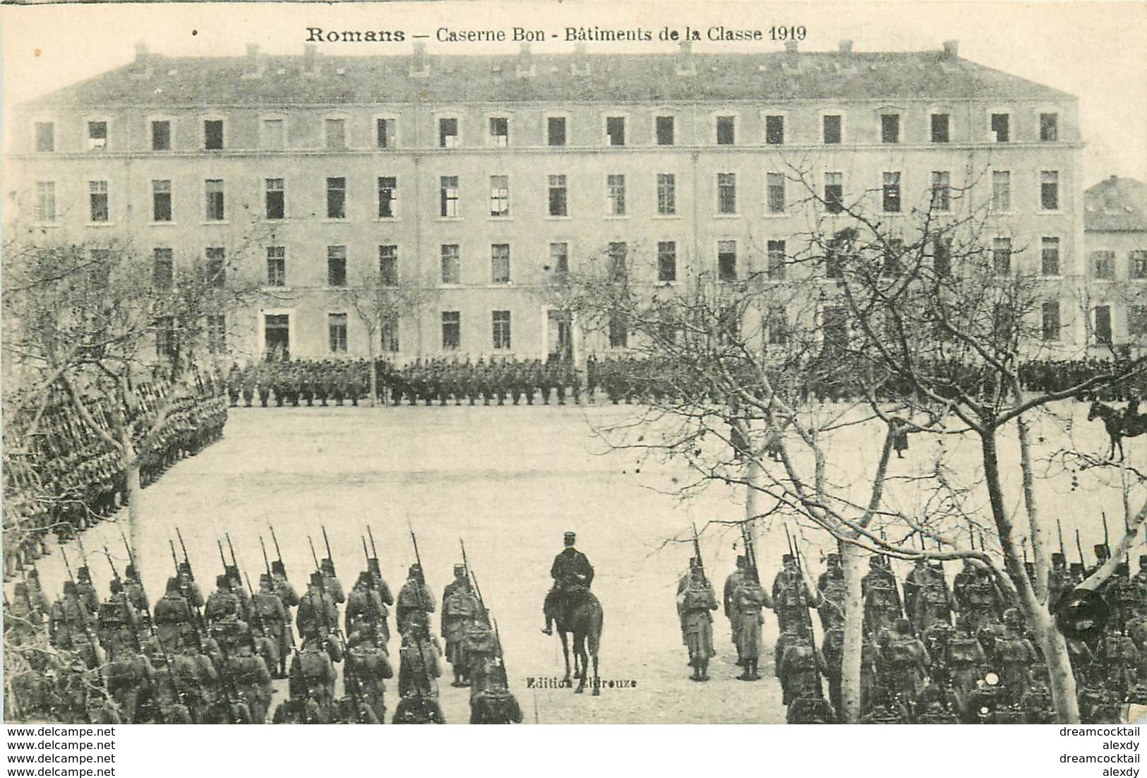 WW 26 ROMANS. Revue Dans La Caserne Bon Bâtiments Classe 1919 - Romans Sur Isere