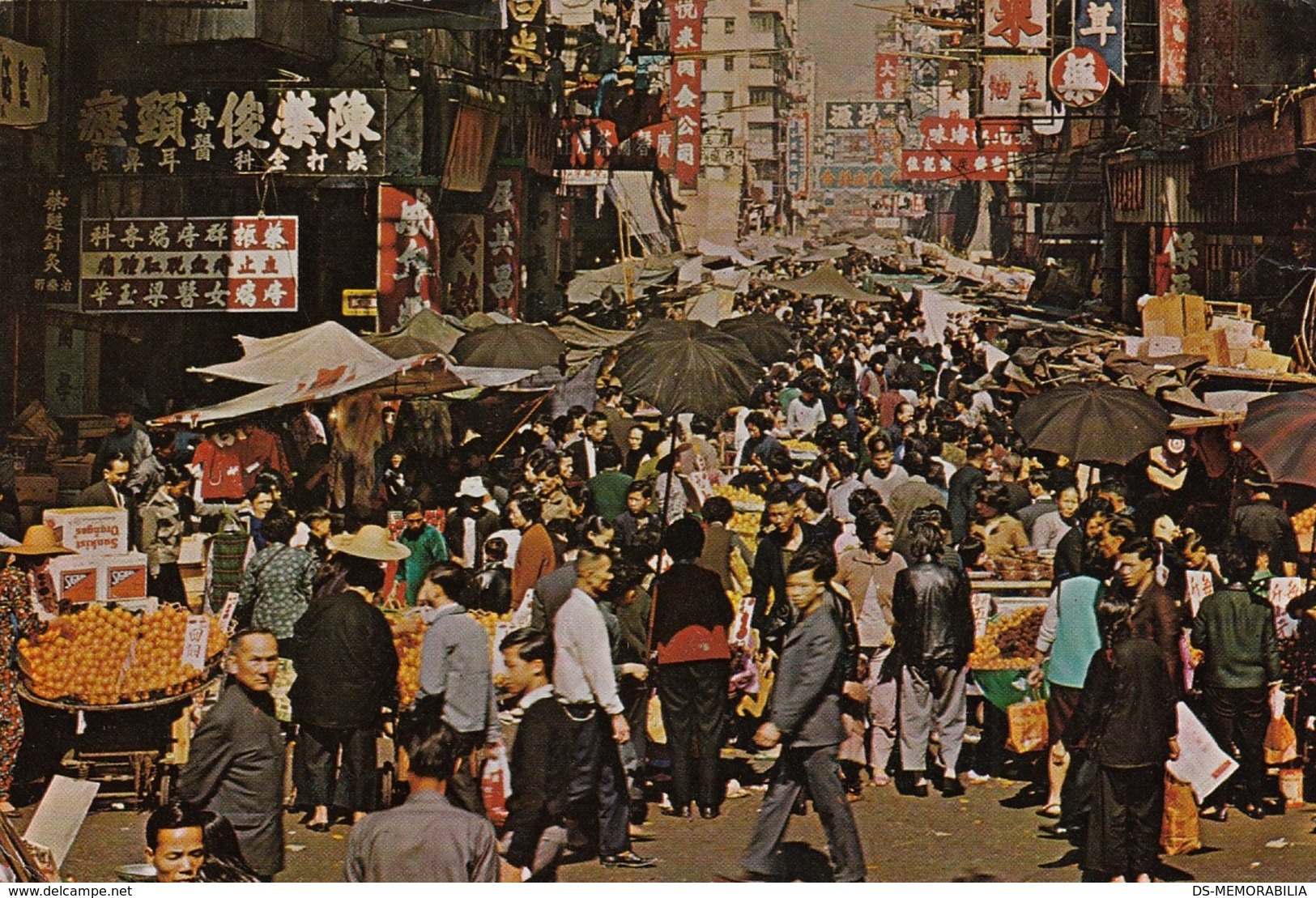 HONG KONG KOWLOON STREET MARKET OLD POSTCARD USED W STAMPS 1977 - Cina (Hong Kong)