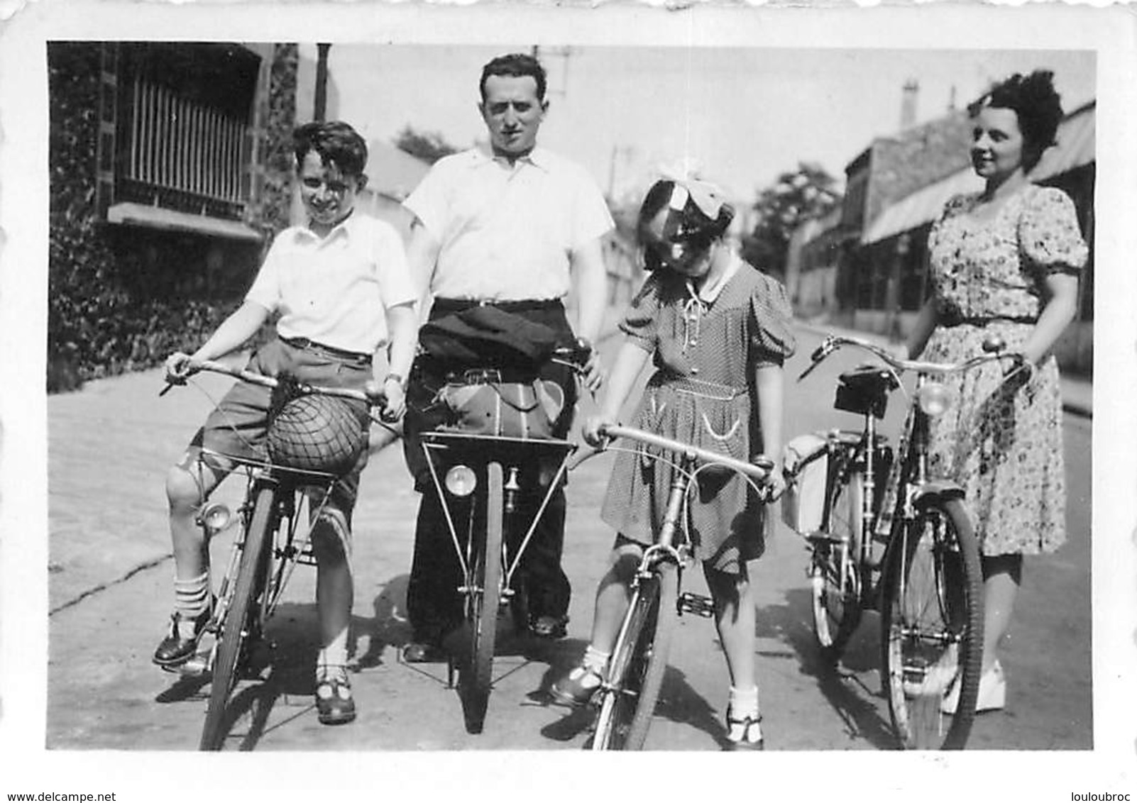 FAMILLE EN VELO 4 VELOS PHOTO ORIGINALE FORMAT 9 .X 6 CM - Lieux