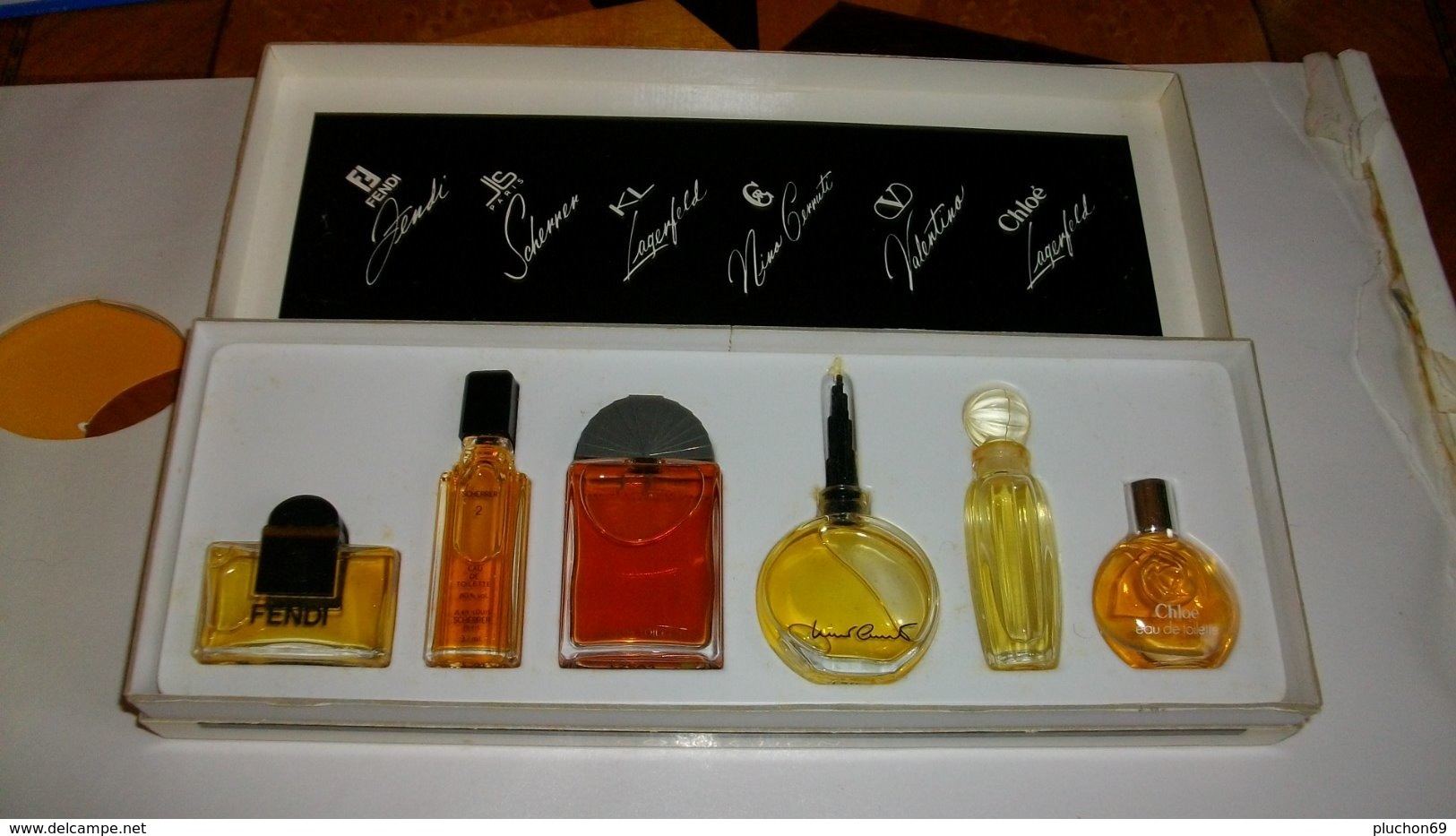 Miniature De Parfum  Coffret   Comprenant  6 Miniatures De Parfums Différentes Pleines - Non Classés