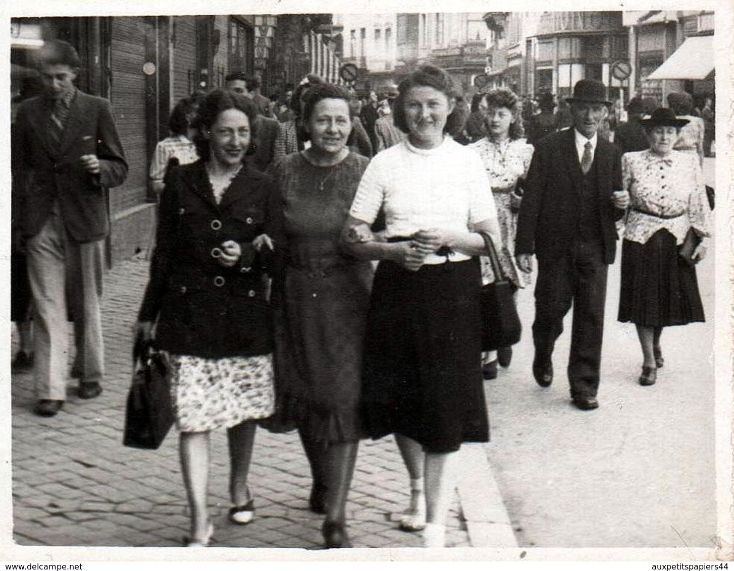 Photo Originale Marcheuses De Rue & Foule Vers 1940/50 - Professions