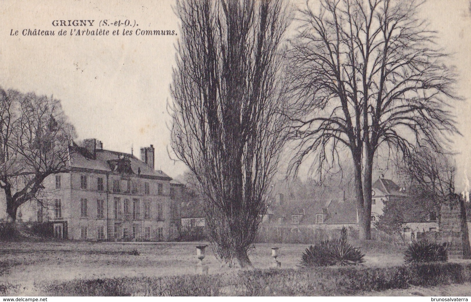 GRIGNY - Le Château De L'Arbalète Et Les Communs - Grigny