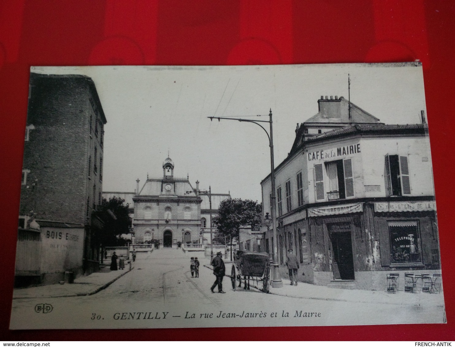 GENTILLY LA RUE JEAN JAURES ET LA MAIRIE - Gentilly