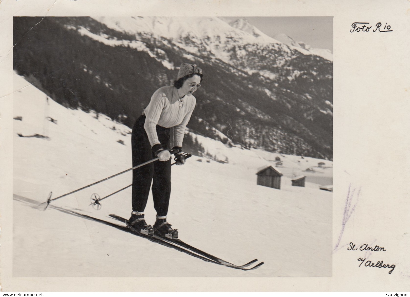 Skiläuferin In Zeitgemäßer Kleidung Und Haltung In St.Anton Am Arlberg, Um 1935 - Autres & Non Classés