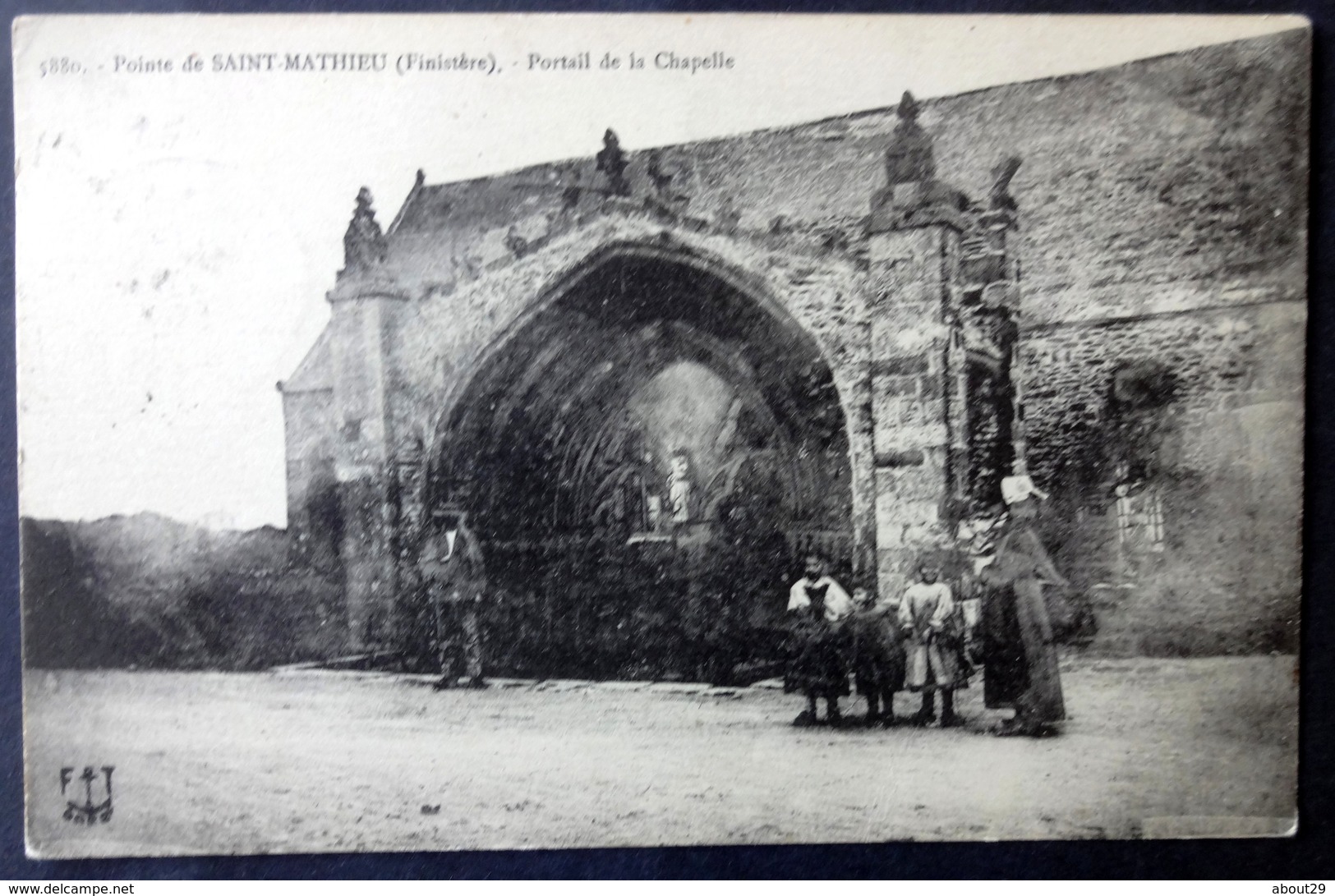 CPA 29 POINTE DE SAINT MATHIEU - Portail De La Chapelle - Animation - FT 5880 - Réf. B 102 - Plougonvelin