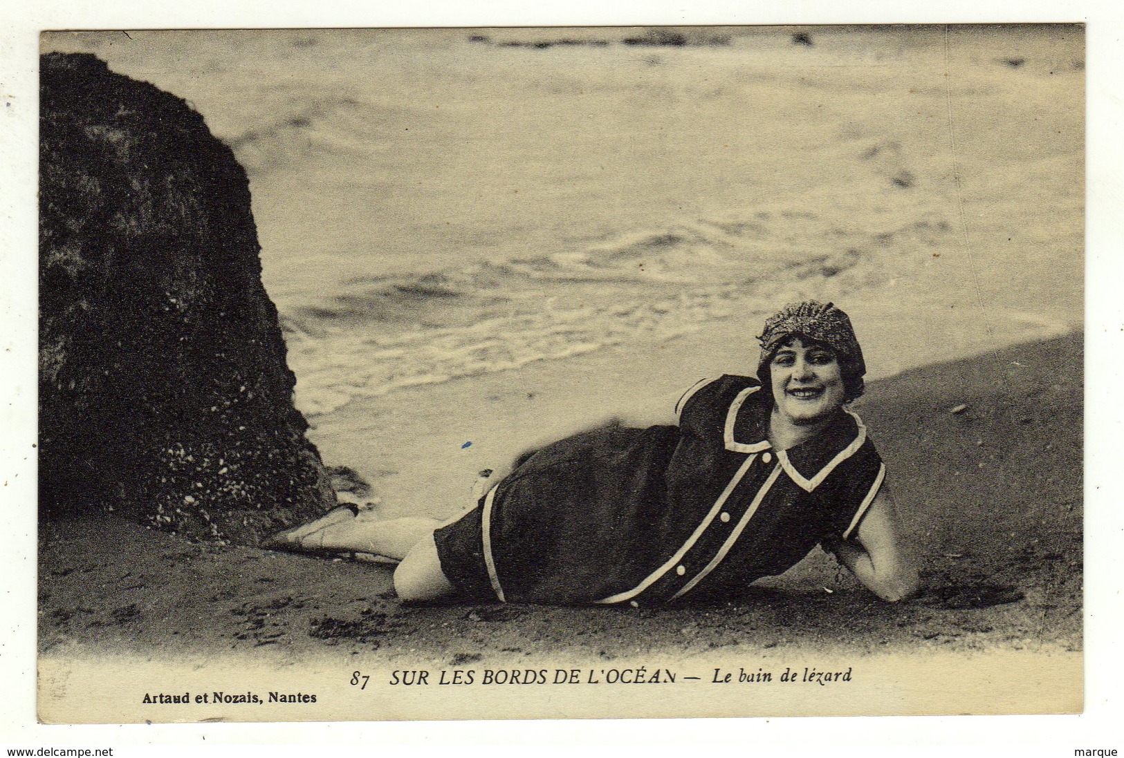 Cpa Sur Les Bords De L' Océan Le Bain Du Lézard - Pays De La Loire