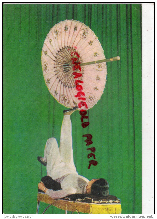 COREE DU NORD- LE CIRQUE DE PYONGYANG - TOURS DE PIEDS PARAPLUIE  PARASOL - Korea, North