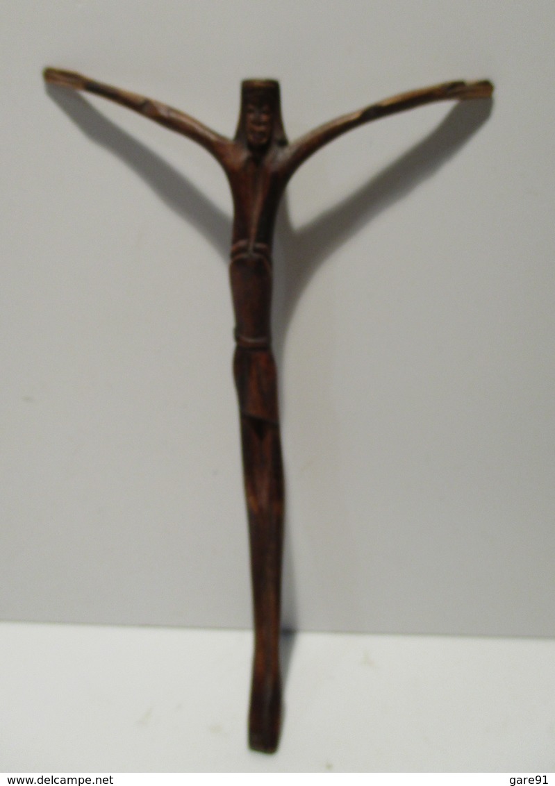 JESUS En Bois Sculpté Dans Une Petite Branche - Holz