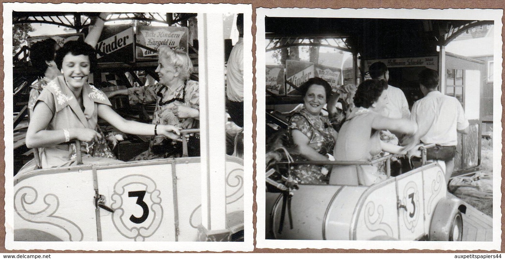 2 Photos Carrées Originales Retour En Enfance Mère & Fille Dans Un Manège De Petits à La Fête Foraine En 1955 - Pin-ups