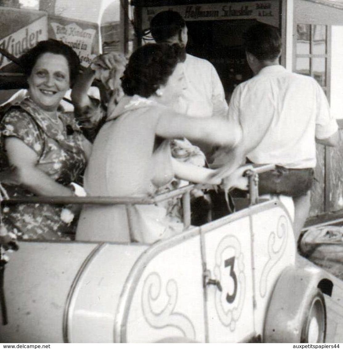 2 Photos Carrées Originales Retour En Enfance Mère & Fille Dans Un Manège De Petits à La Fête Foraine En 1955 - Pin-ups