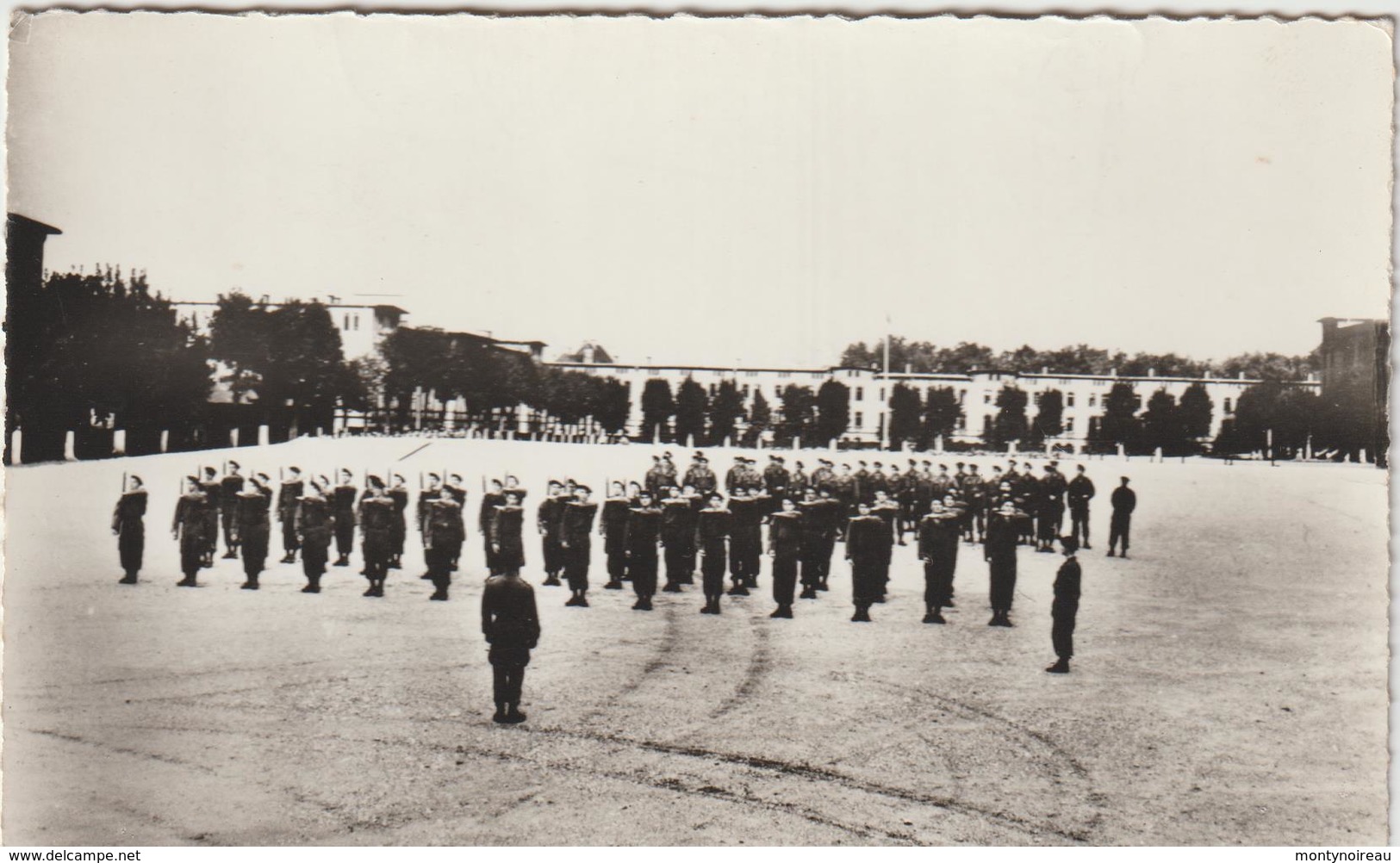 Moselle : SARREBOURG : La  Cour D Ela  Caserne , 37 R I  1964 , Soldats - Sarrebourg