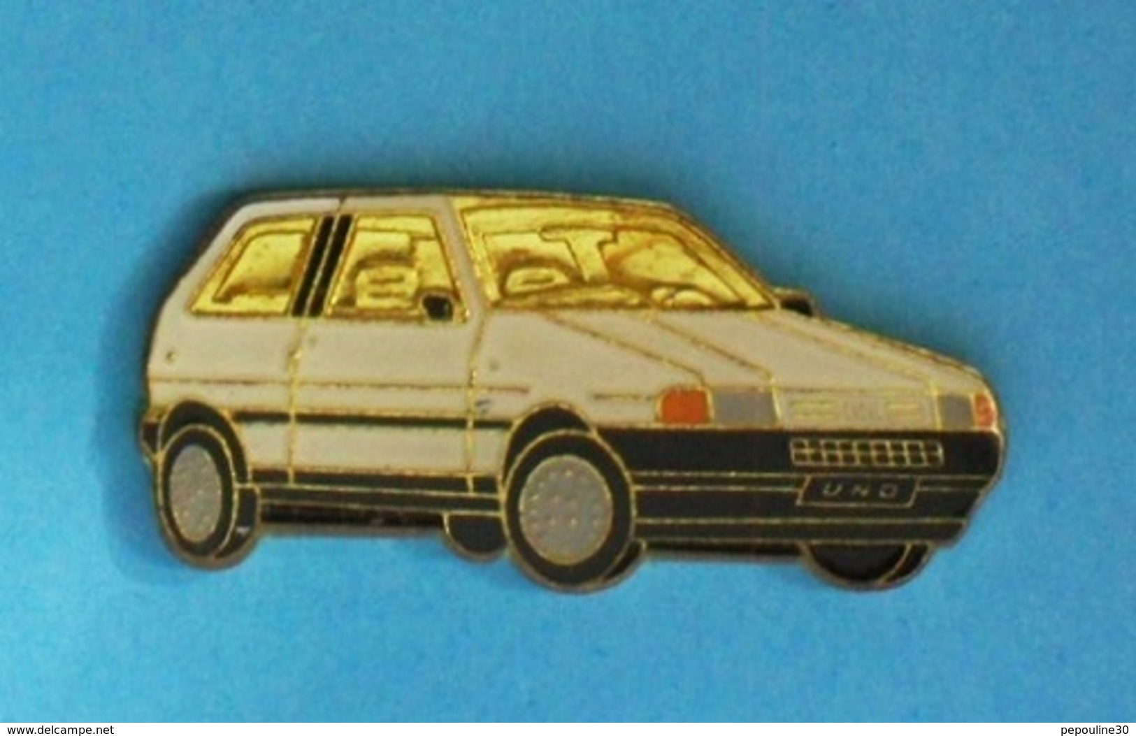 1 PIN'S //   ** FIAT UNO / 3 PORTES ** - Fiat