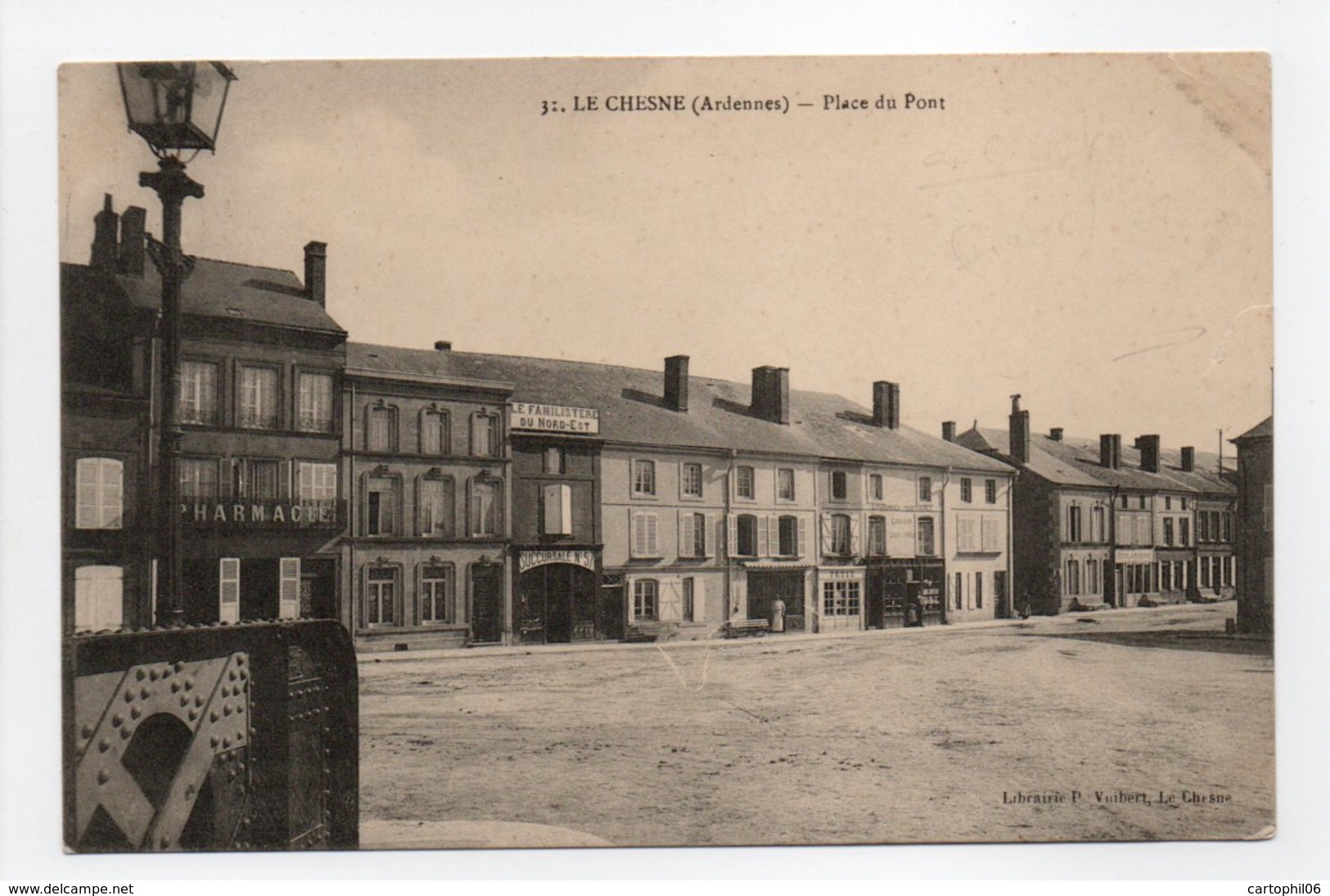 - CPA LE CHESNE (08) - Place Du Pont (PHARMACIE - LE FAMILISTERE DU NORD-EST) - Edition Vuibert N° 31 - - Le Chesne