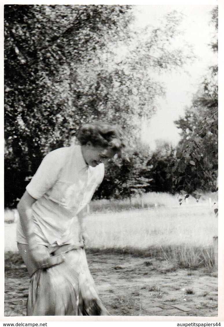 3 Photos Originales Coquines, Portrait D'une Femme Se Rhabillant En Forêt En 1947 - Habillage & Déshabillage En Nature - Pin-up