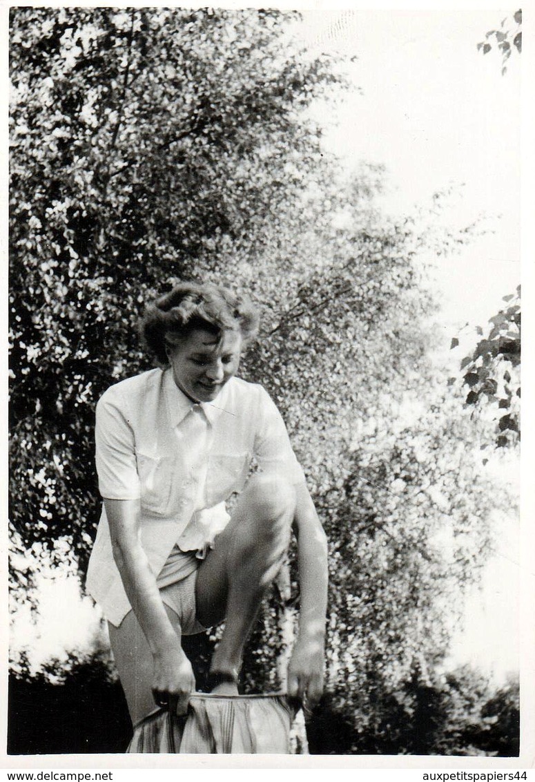 3 Photos Originales Coquines, Portrait D'une Femme Se Rhabillant En Forêt En 1947 - Habillage & Déshabillage En Nature - Pin-up