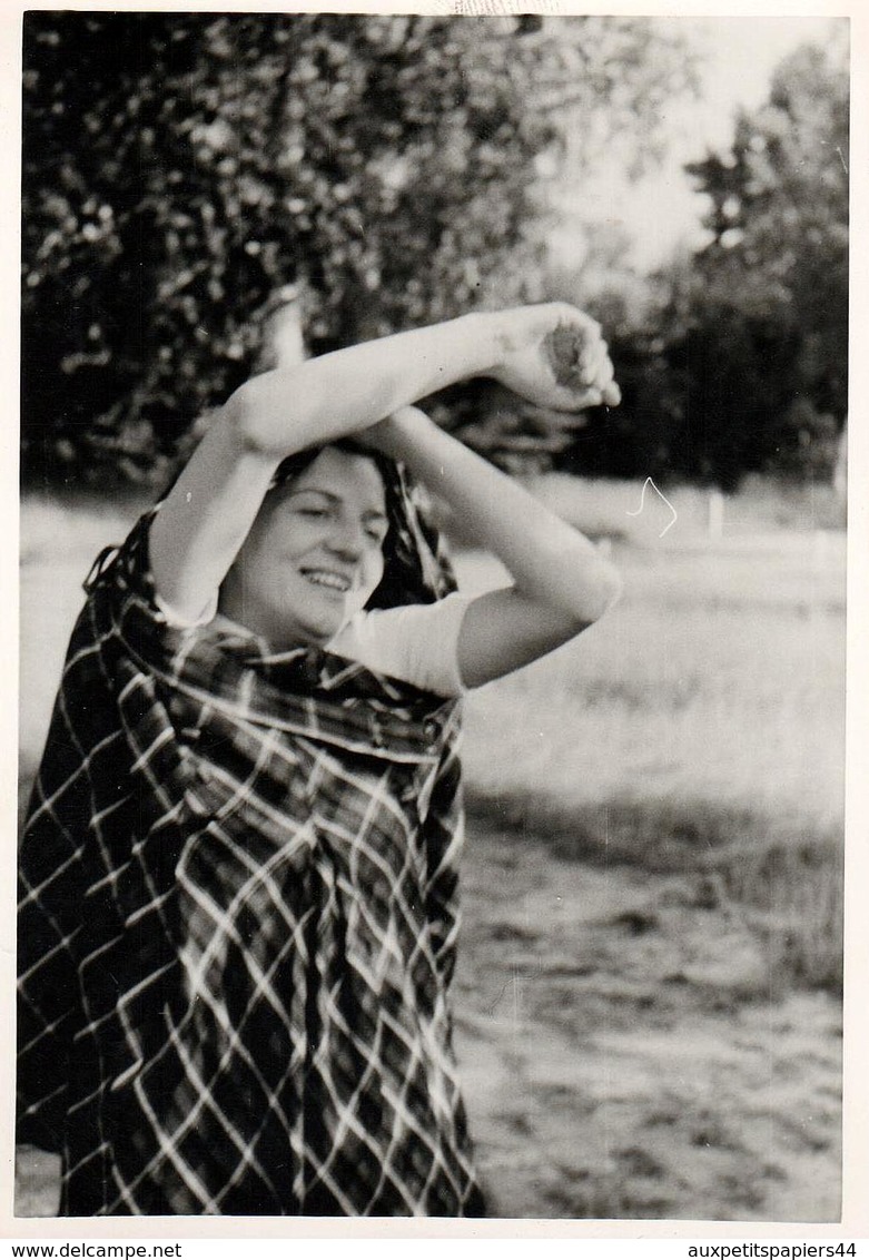 3 Photos Originales Coquines, Portrait D'une Femme Se Rhabillant En Forêt En 1947 - Habillage & Déshabillage En Nature - Pin-up