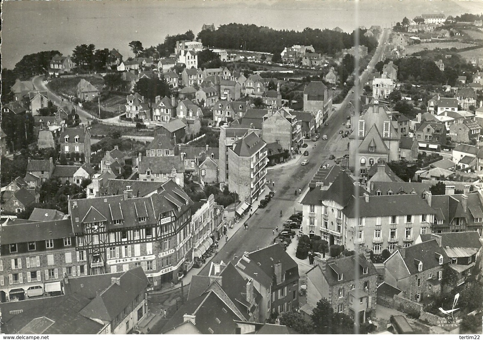 ( PERROS GUIREC  )( PLOUMANAC H )( VUE AERIENNE )  ( 22 COTES DU NORD )LA  RUE PRINCIPALE - Perros-Guirec