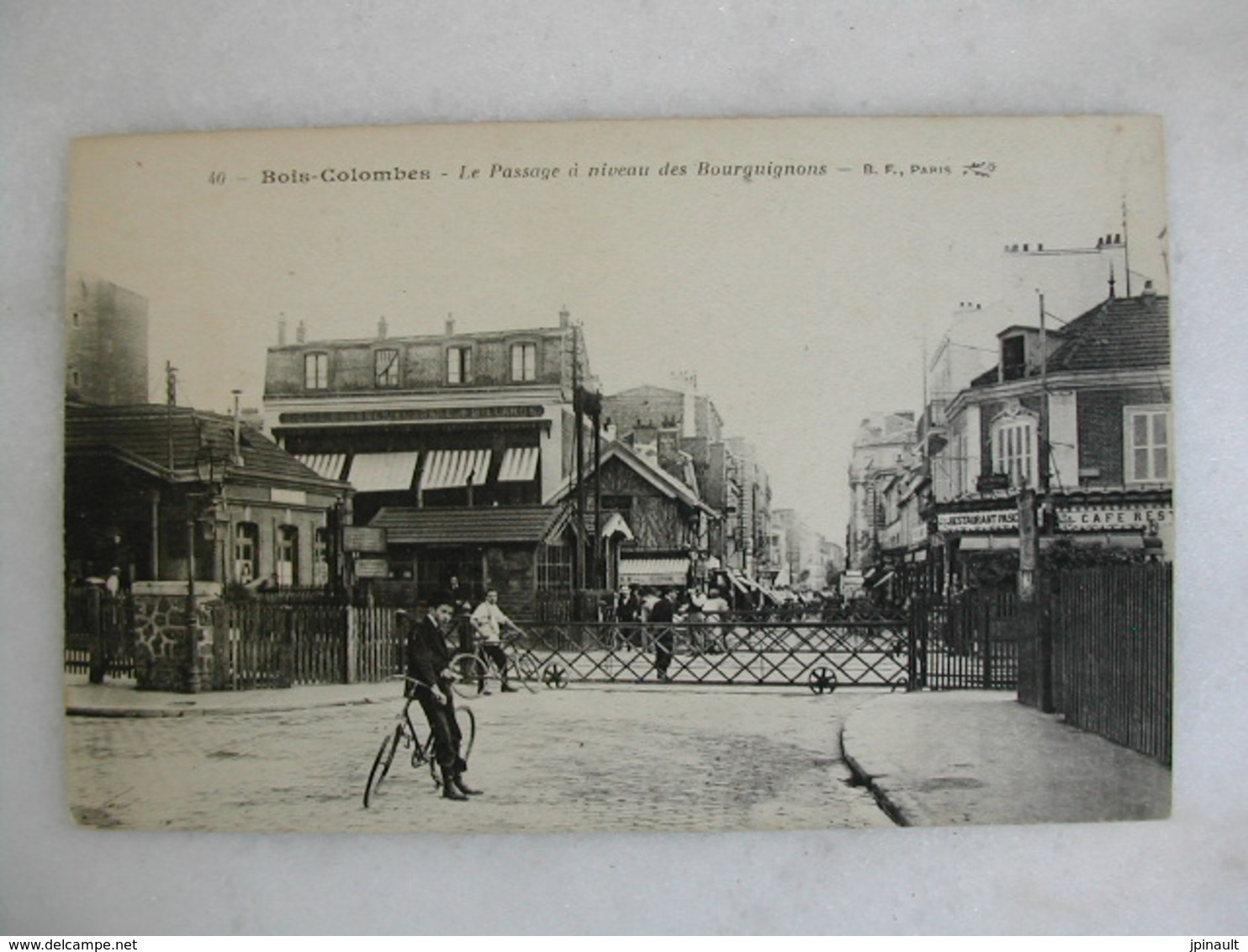 BOIS COLOMBES - Le Passage à Niveau Des Bourguignons (animée) - Other & Unclassified