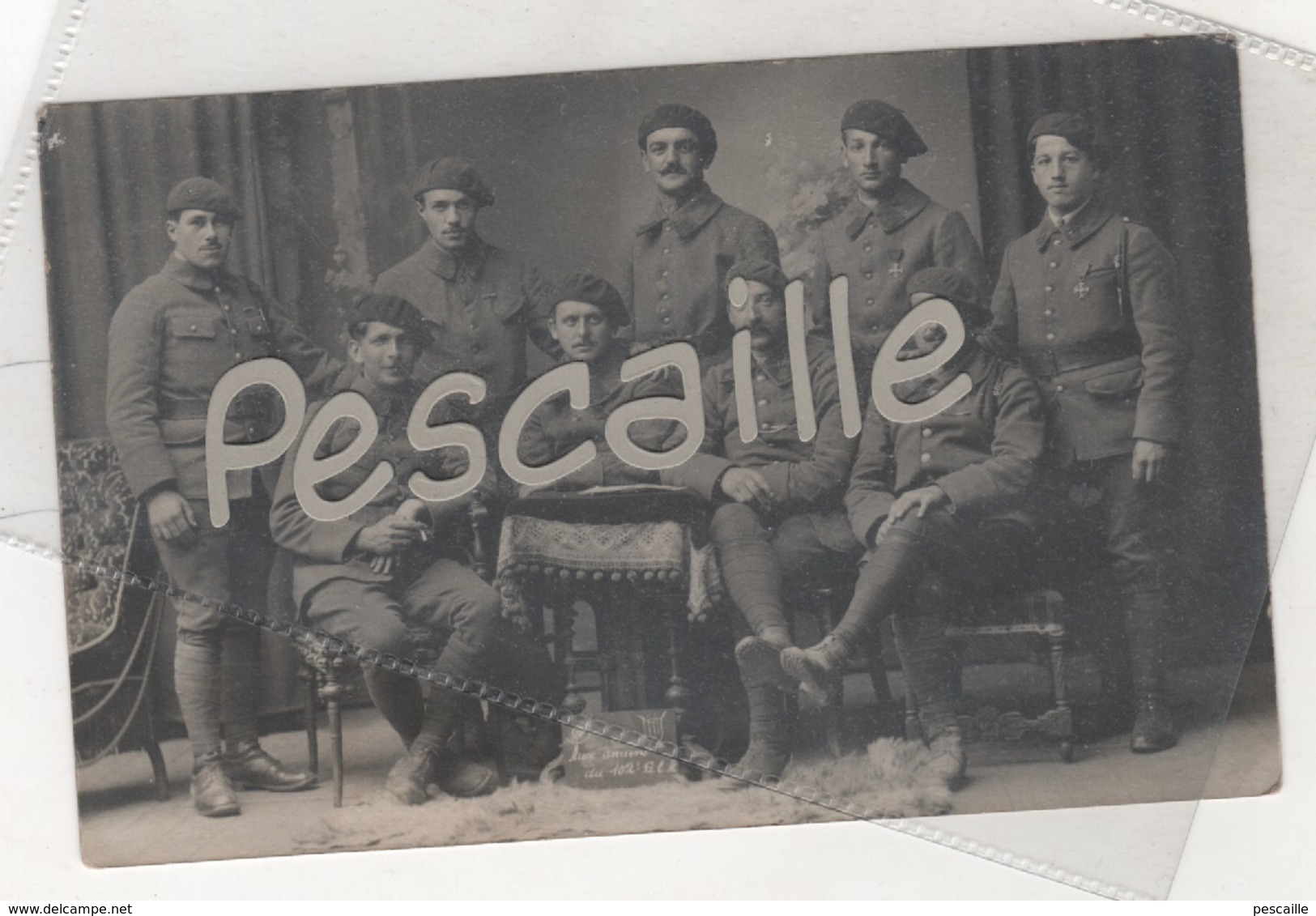 MILITARIA - CARTE PHOTO DE MILITAIRES - AUX ANCIENS DU 102e B.C.R. ? - N° 32 Ou 52 SUR COL - MEDAILLES CROIX DE GUERRE - Otros & Sin Clasificación