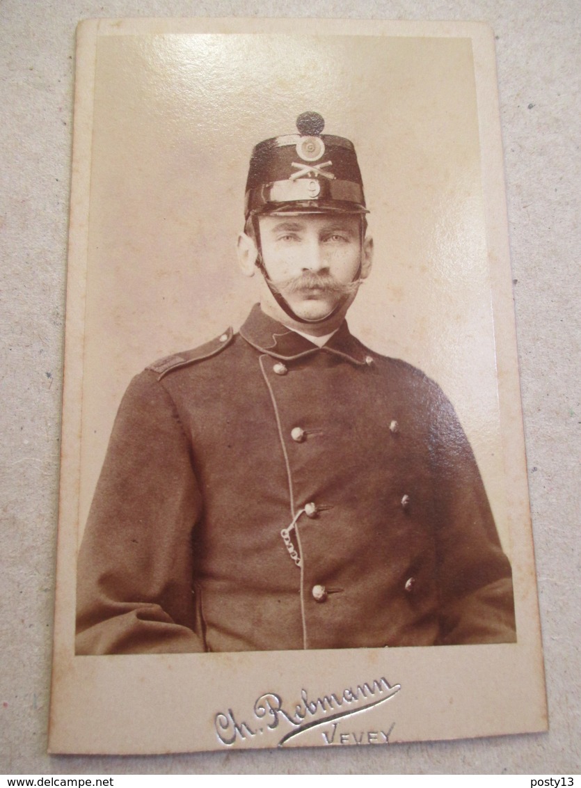 CDV  Portrait Jeune Militaire SUISSE - Voir Shako - Fusils Croisés - Photo Ch. Rebmann, VEVEY - Circa 1890    TBE - Guerre, Militaire