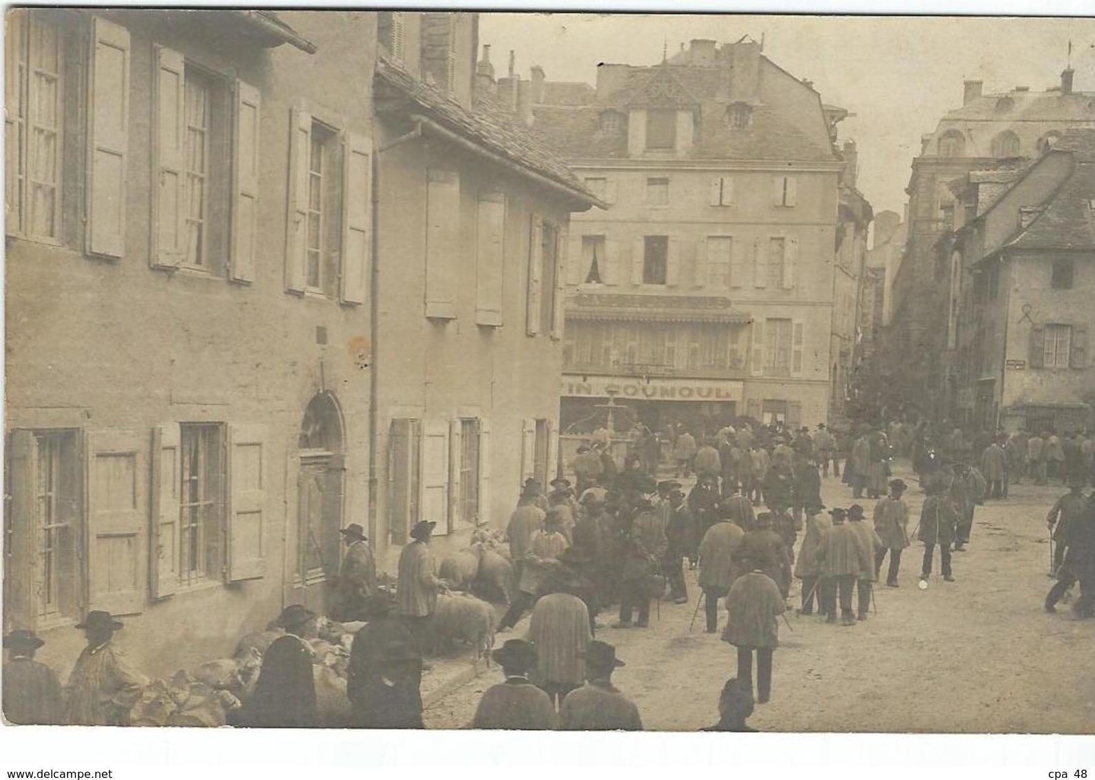 Lozere : Mende, Rue De La Banque, Jour De Foire, Belle Carte Photo... RARE - Mende