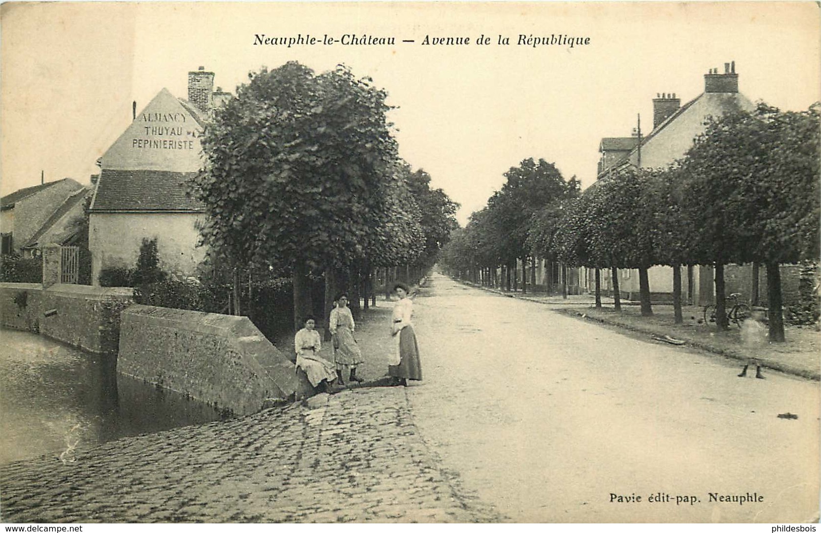 YVELINES  NEAUPHLE Le CHATEAU  Avenue De La République - Neauphle Le Chateau