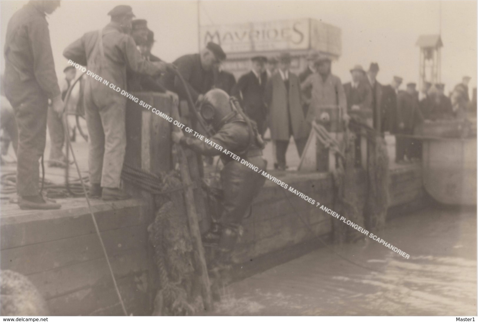 PHOTO DIVER IN OLD DIVING SUIT COMING OUT OF THE WATER AFTER DIVING / MAVRIDES MAVRIOES / ANCIEN PLONGEUR SCAPHANDRIER - Duiken