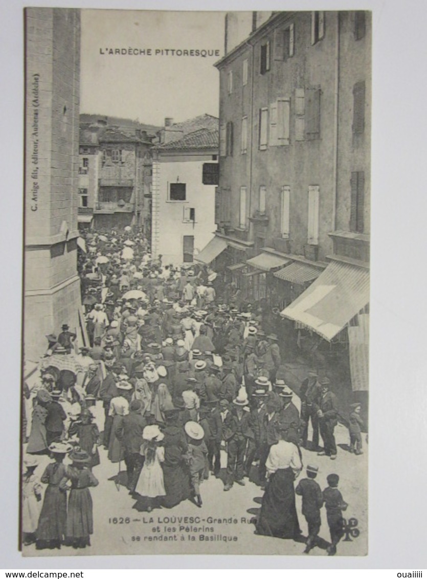 Cpa, Trés Belle Vue Animée, LA LOUVESC, Grande Rue Et Les Pélerins Se Rendant à La Basilique - La Louvesc