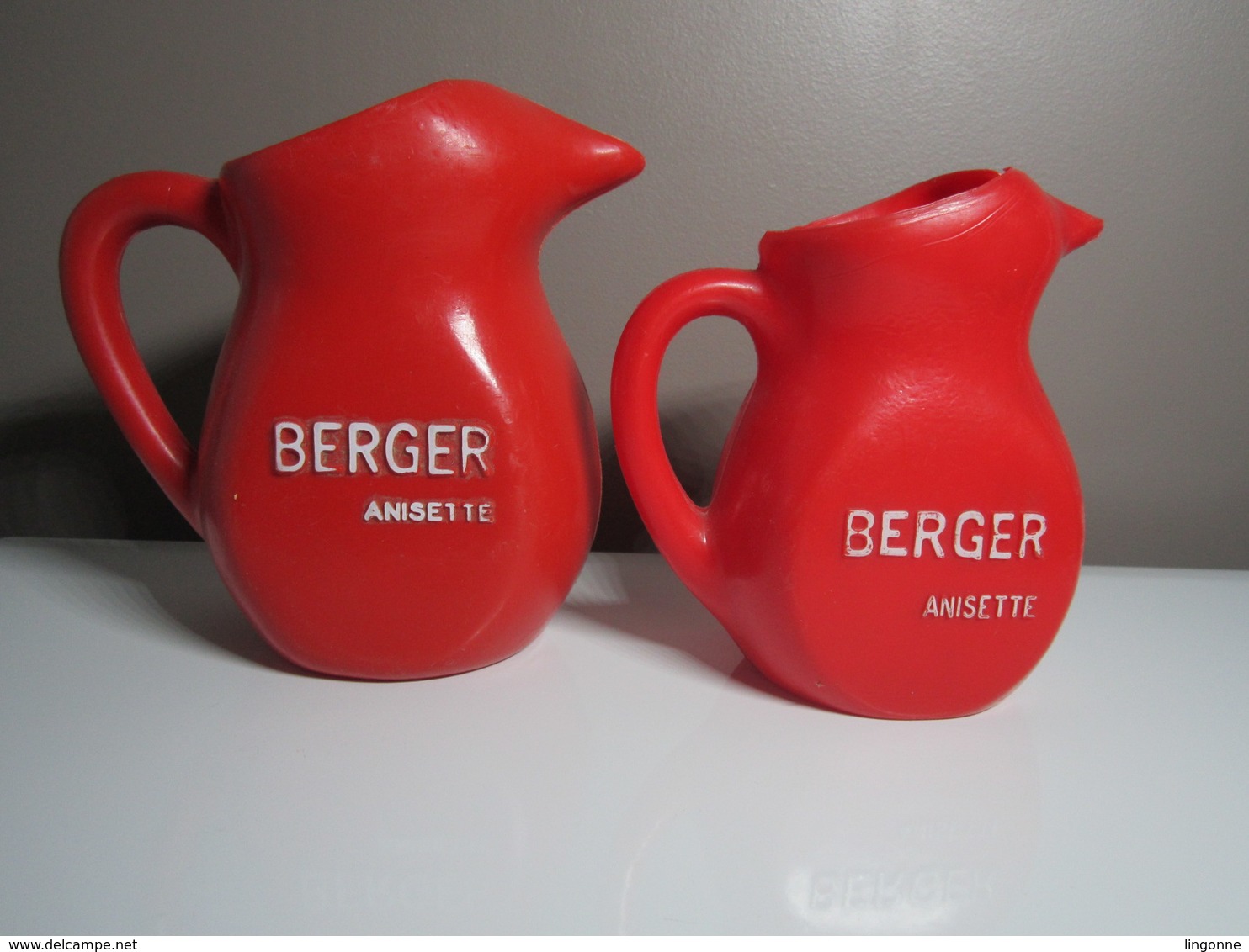 Petite Et Grande Carafe, Pichet En Plastique Rouge BERGER ANISETTE - Jarras