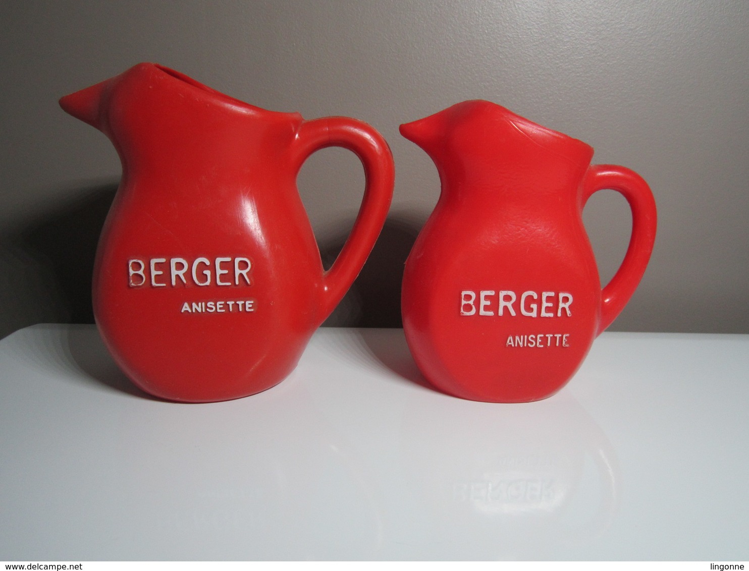 Petite Et Grande Carafe, Pichet En Plastique Rouge BERGER ANISETTE - Jugs