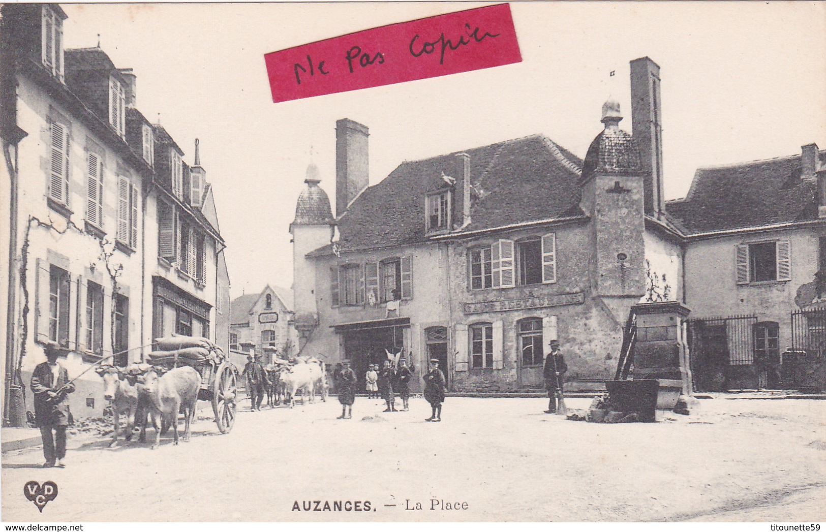 23- AUZANCES- La Place- Animation- 2 Attelages-"Café-Restaurant" -Commerces- - Auzances