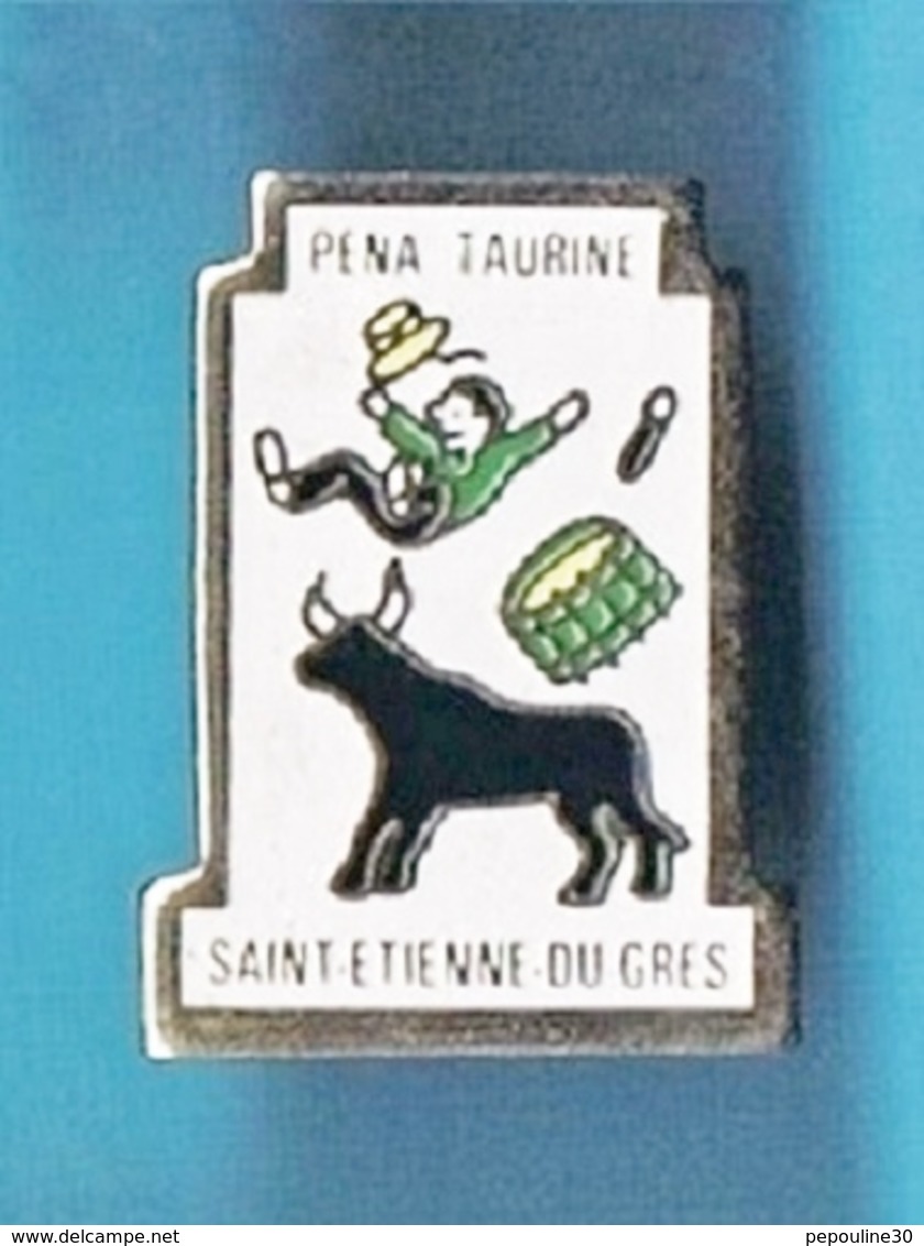 1 PIN'S  //   ** PEÑA TAURINE / St-ÉTIENNE Du GRÈS ** - Tauromachie - Corrida