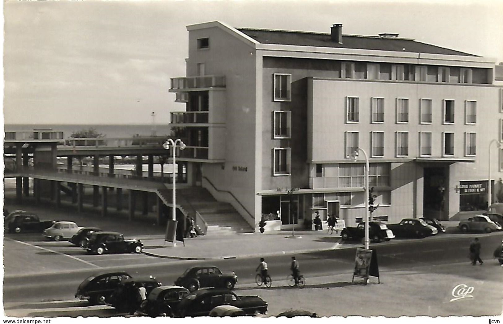 17 - Royan N°1723 L'Hôtel De France (Véhicules Anciens) Citroën Traction, 4CV, Simca Aronde,Frégate(CPSM) - Royan