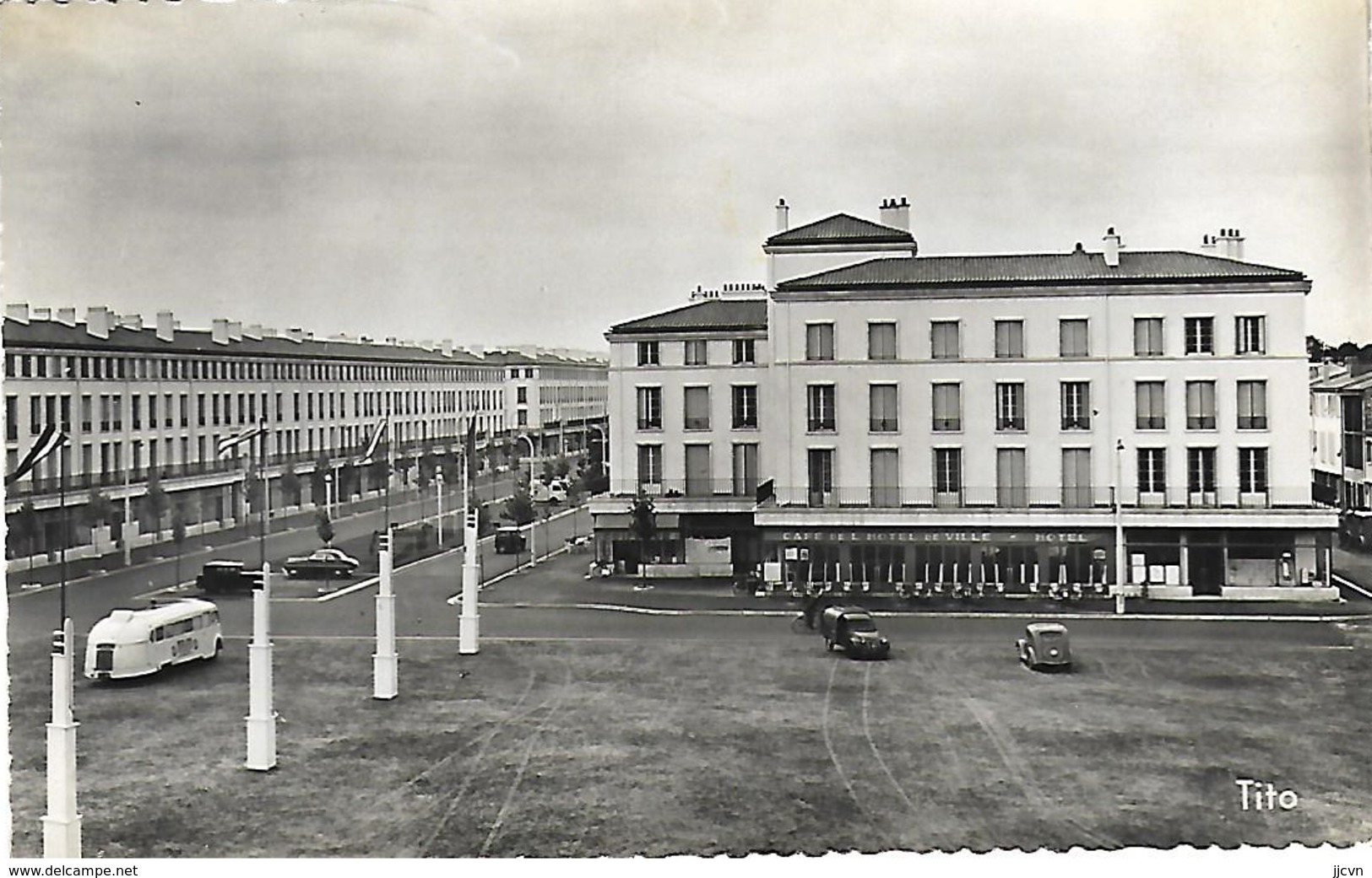 17 - Royan - Place De L' Hôtel De Ville (Vieux Véhicules) 2CV Fourgonnette ,Citroën Traction,Frégate(Cliché Pas Courant) - Royan