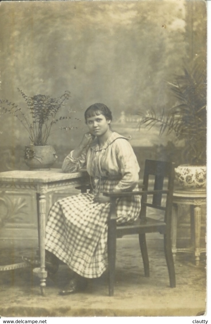 Carte Photo De Femme , Photo Bras à Montpellier , Datée 1917 - Personnages