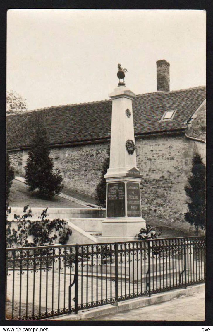 VESLUD: Gros Plan Sur Monument Aux Morts, Courette Jules, Houde Henri.....etc.... RARE Carte Photo. - Autres & Non Classés