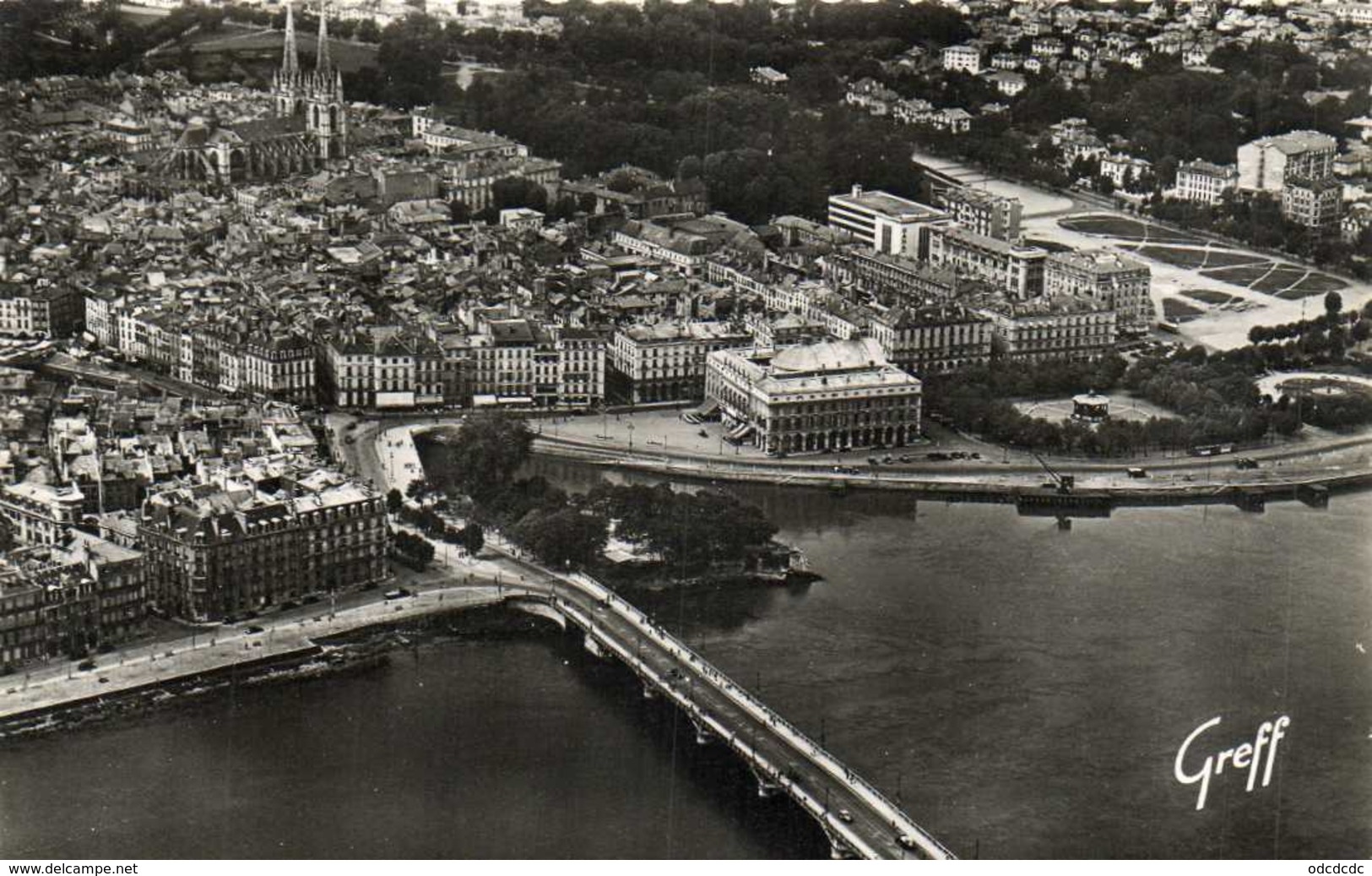 Cpsm Petit Format BAYONNE Vue Aérienne Le Pont Sur L'Adour Place Du Theatre  Et La Cathed  Pilote Et Operateur R Henrard - Bayonne