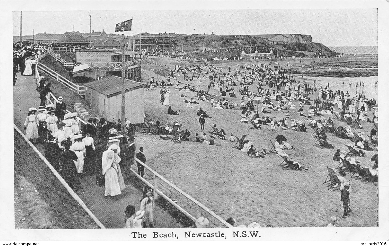 NEWCASTLE, NEW SOUTH WALES - THE BEACH ~ AN OLD REAL PHOTO POSTCARD #97611 - Newcastle