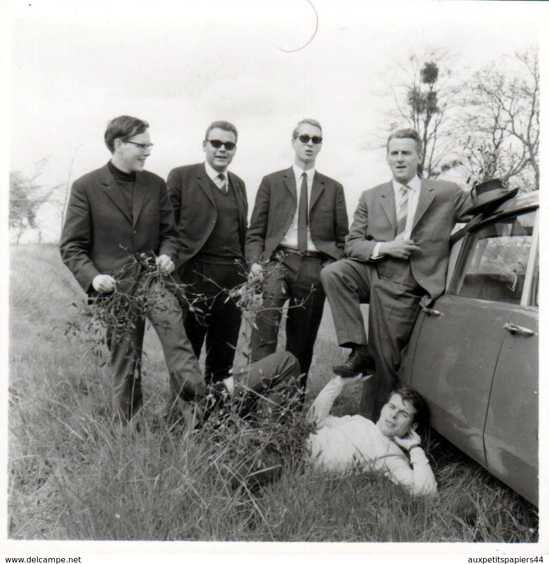 Photo Carrée Originale Citroën Ds Ou ID & Sa Bande De Rockers Des Champs Vers 1960 - Automobile