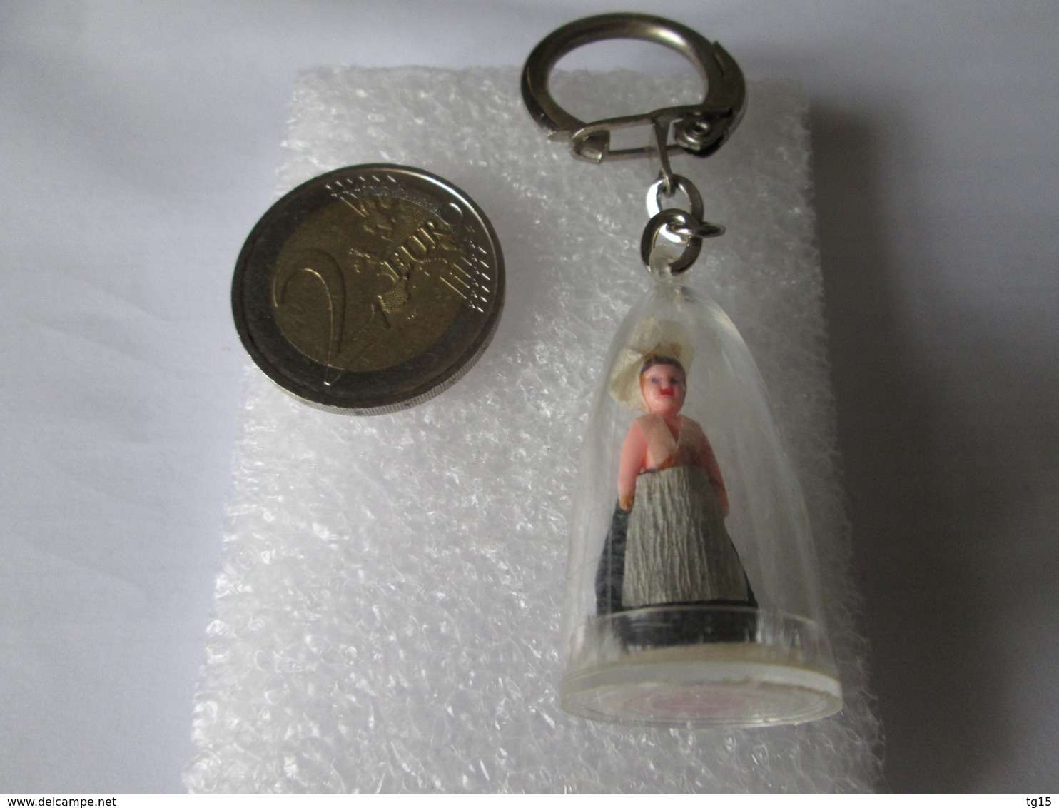 Porte Clef   POUPEE DANS UNE CLOCHE - Porte-clefs