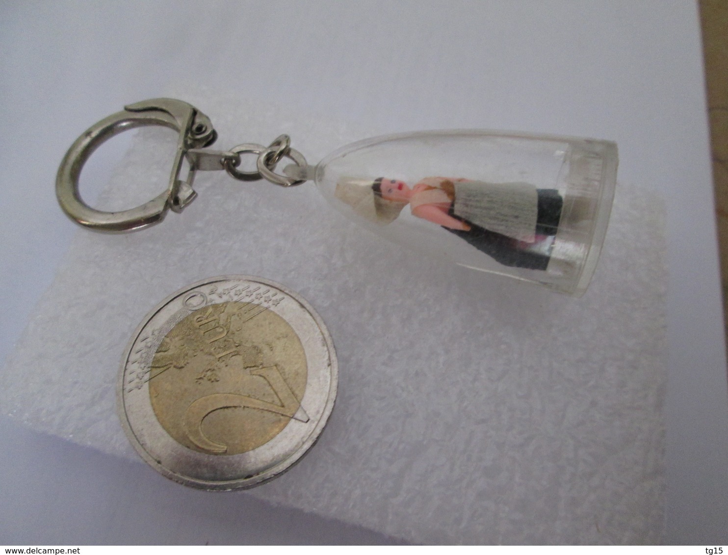 Porte Clef   POUPEE DANS UNE CLOCHE - Porte-clefs