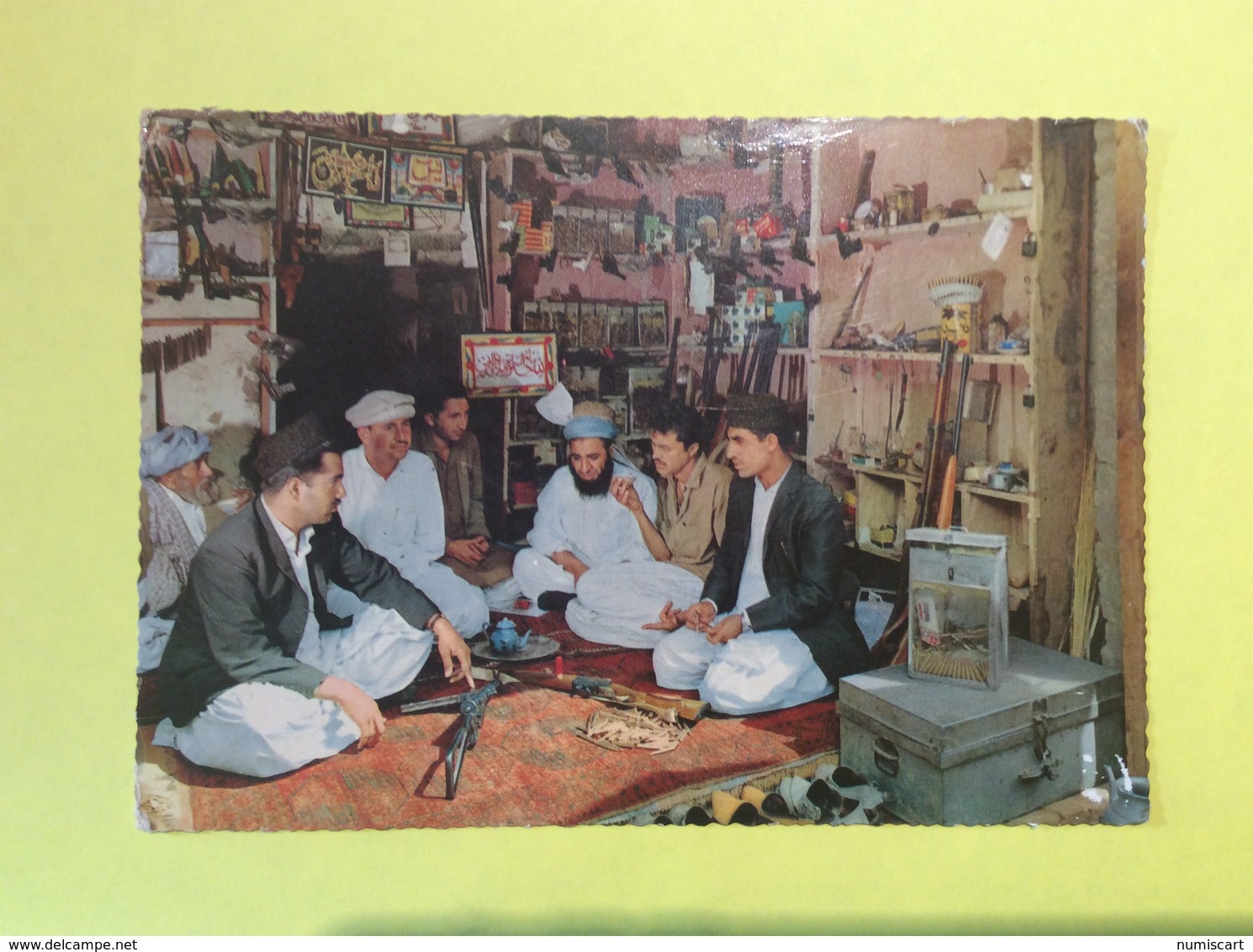 Peshawar A Tribal Gun Shop Near Peshawar West Pakistan écrite à Karachi Le 28/02/1972 Pour Brissac Quincé - Pakistan