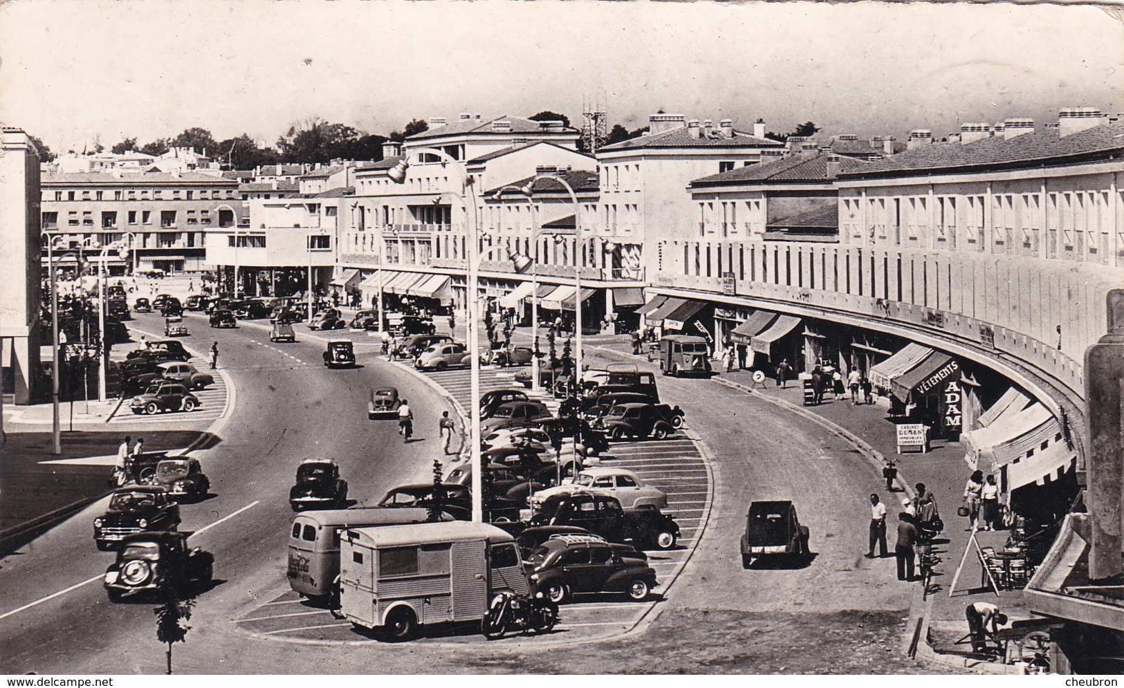 17. ROYAN. RUE DE LA RÉPUBLIQUE. ANIMATION.  VOITURES. CAMION CITROËN...ANNEE 1957 + TEXTE.. - Royan