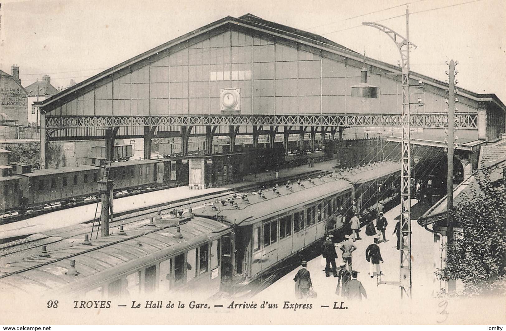 10 Troyes Le Hall De La Gare Arrivée D' Un Express Train Trains Quai - Troyes