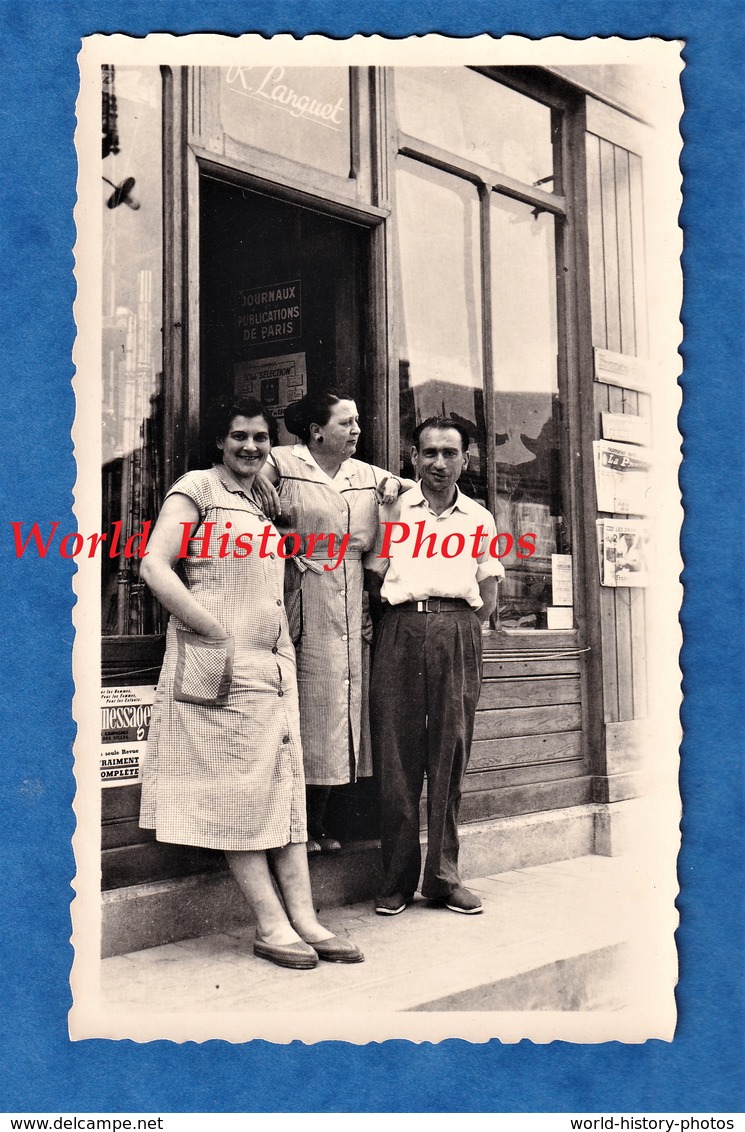 Photo Ancienne Snapshot - Ville De Province à Situer - Portrait Femme Homme Marchand De Journaux R. LANGUET - Journal - Mestieri