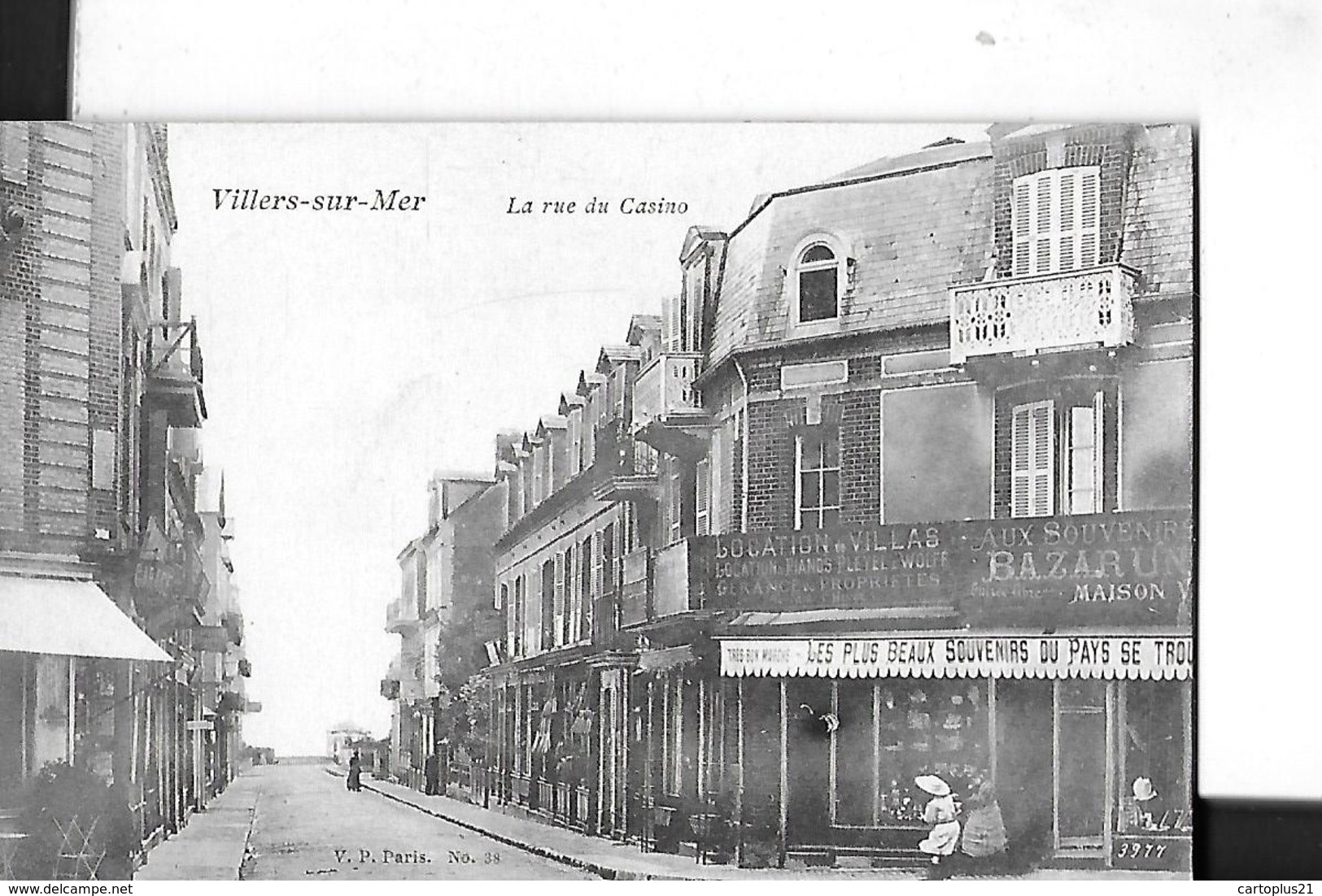 VILLERS SUR MER  LA RUE DU CASINO    BAZAR  GROS PLAN   PERSONNAGES DEPT 14 - Villers Sur Mer