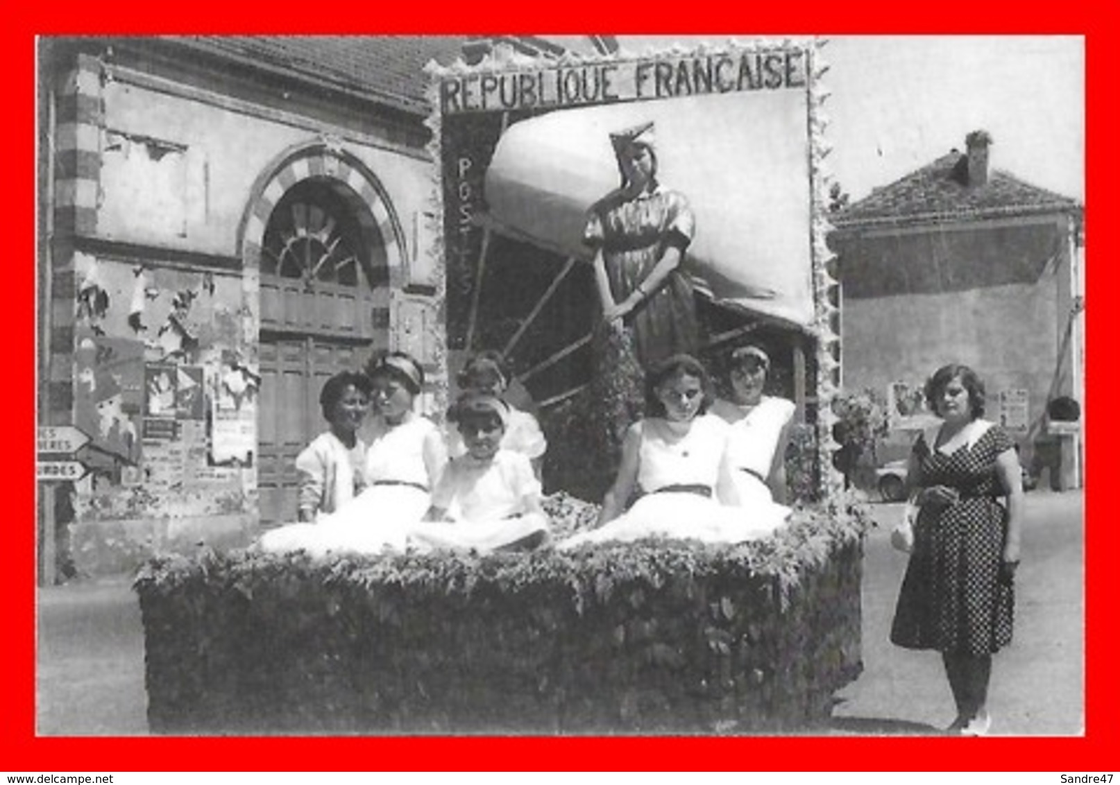 CPSM/gf (32) RISCLE..Fête Des Fleurs 1960 Devant Les Anciennes Halles, Char Réalisé Par Le Quartier De La Memmoue...K256 - Riscle