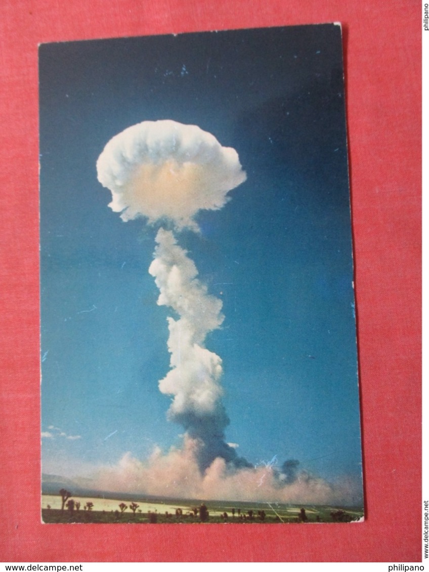 Atomic Bomb Explosion Mushroom Cloud     Ref 3740 - Altri & Non Classificati